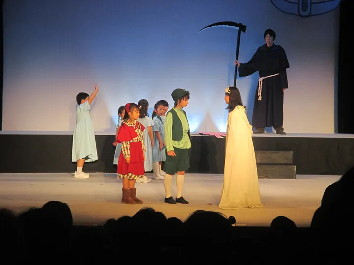 麻布での演劇公演の様子